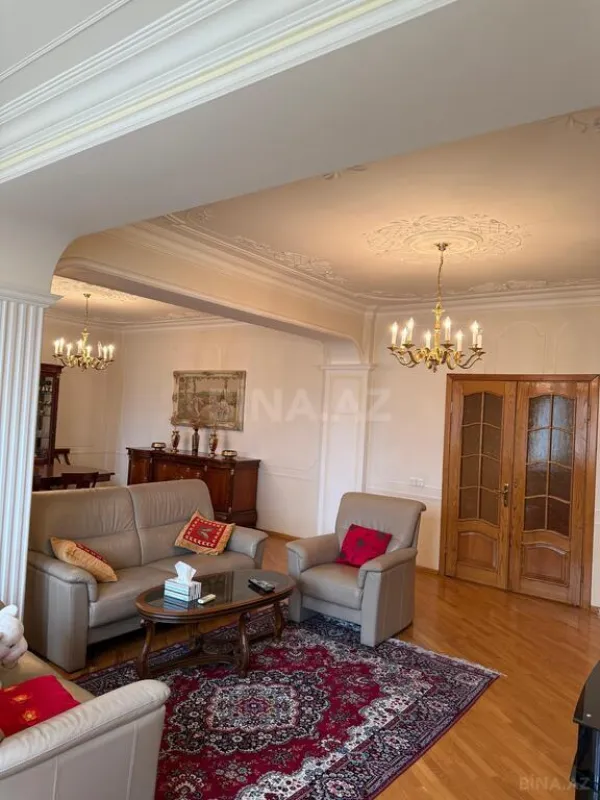 Satılır 4 otaqlı mənzil 300 m²