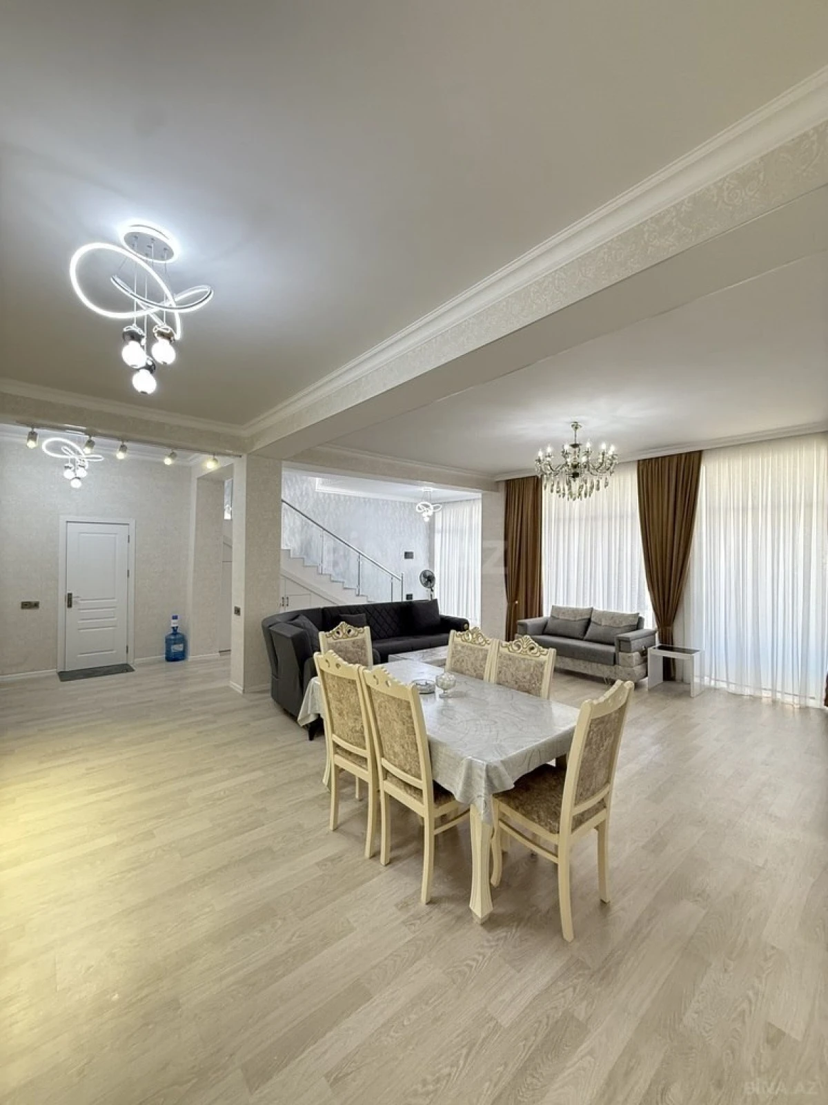 Satılır 5 otaqlı həyət evi 180 m²