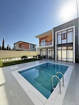 Satılır 5 otaqlı həyət evi 180 m²