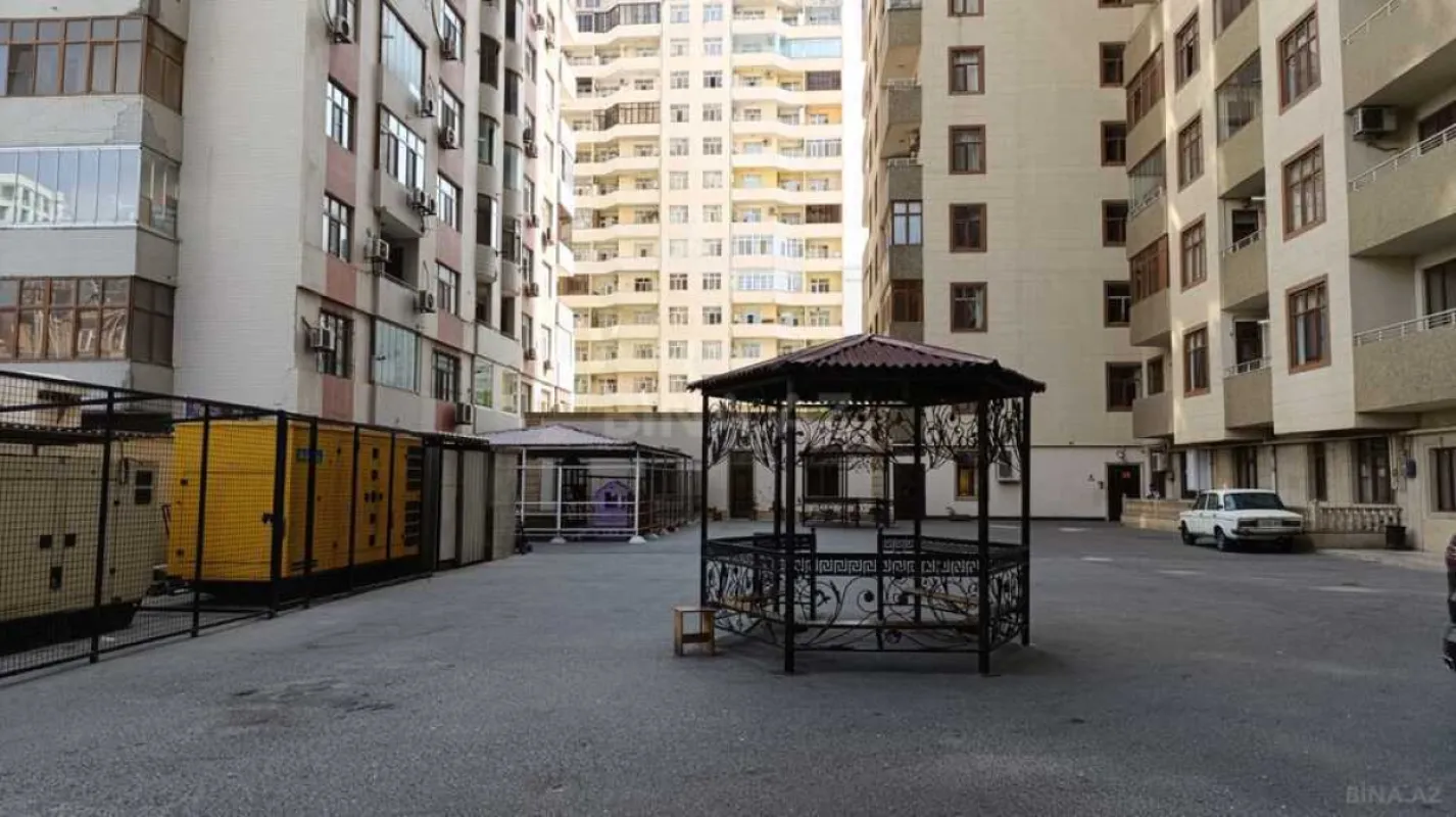 Satılır 4 otaqlı mənzil 182 m²