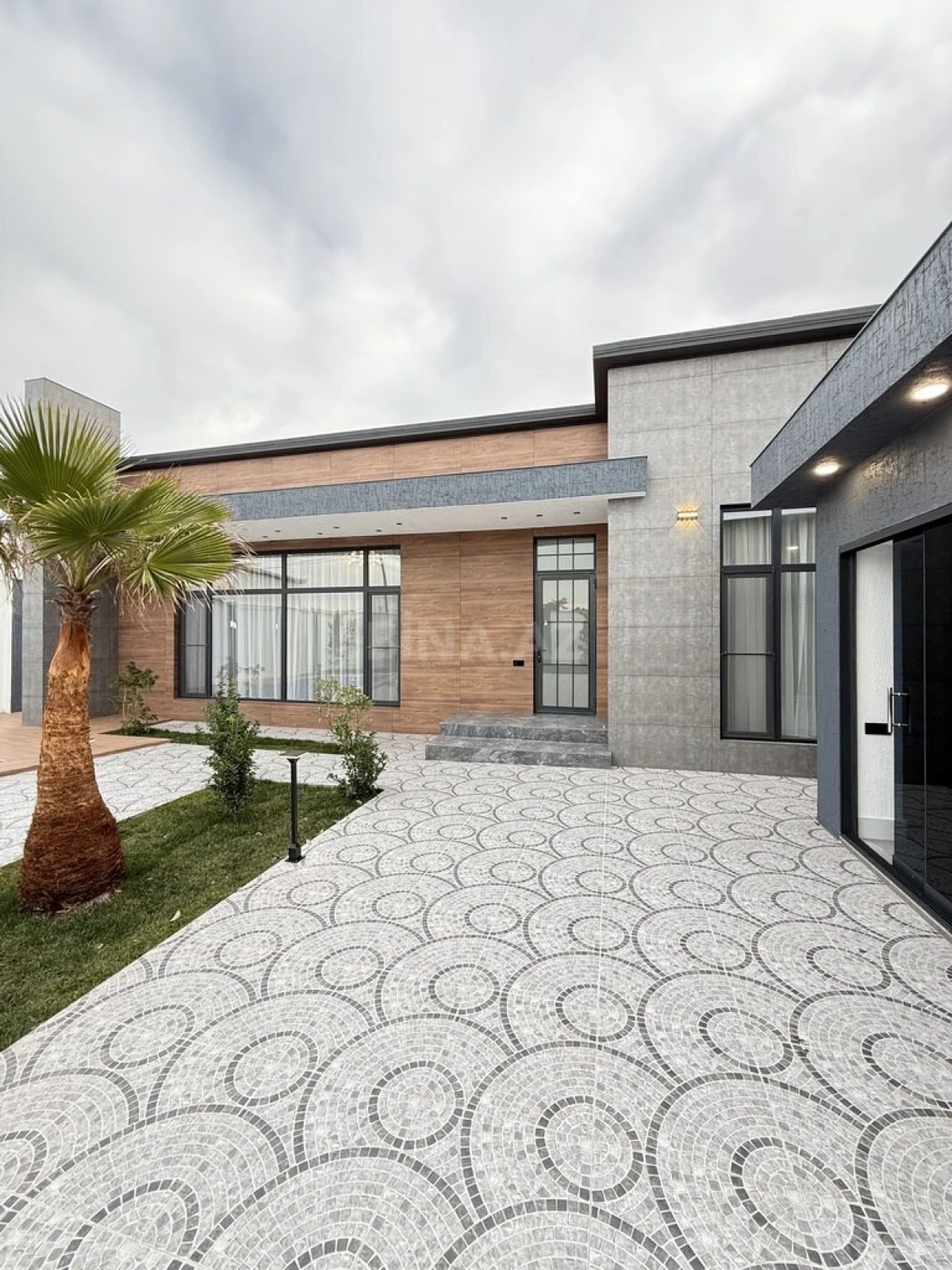 Satılır 5 otaqlı həyət evi 220 m²