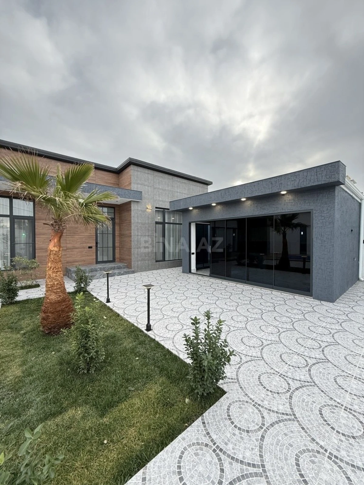 Satılır 5 otaqlı həyət evi 220 m²