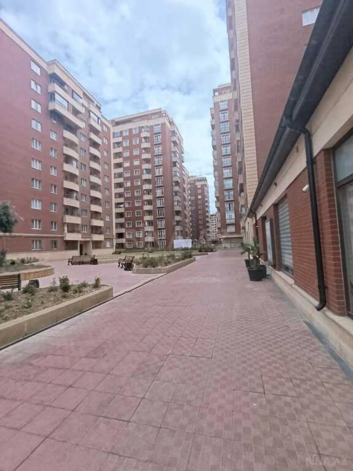 Kirayə verilir 4 otaqlı mənzil 200 m²