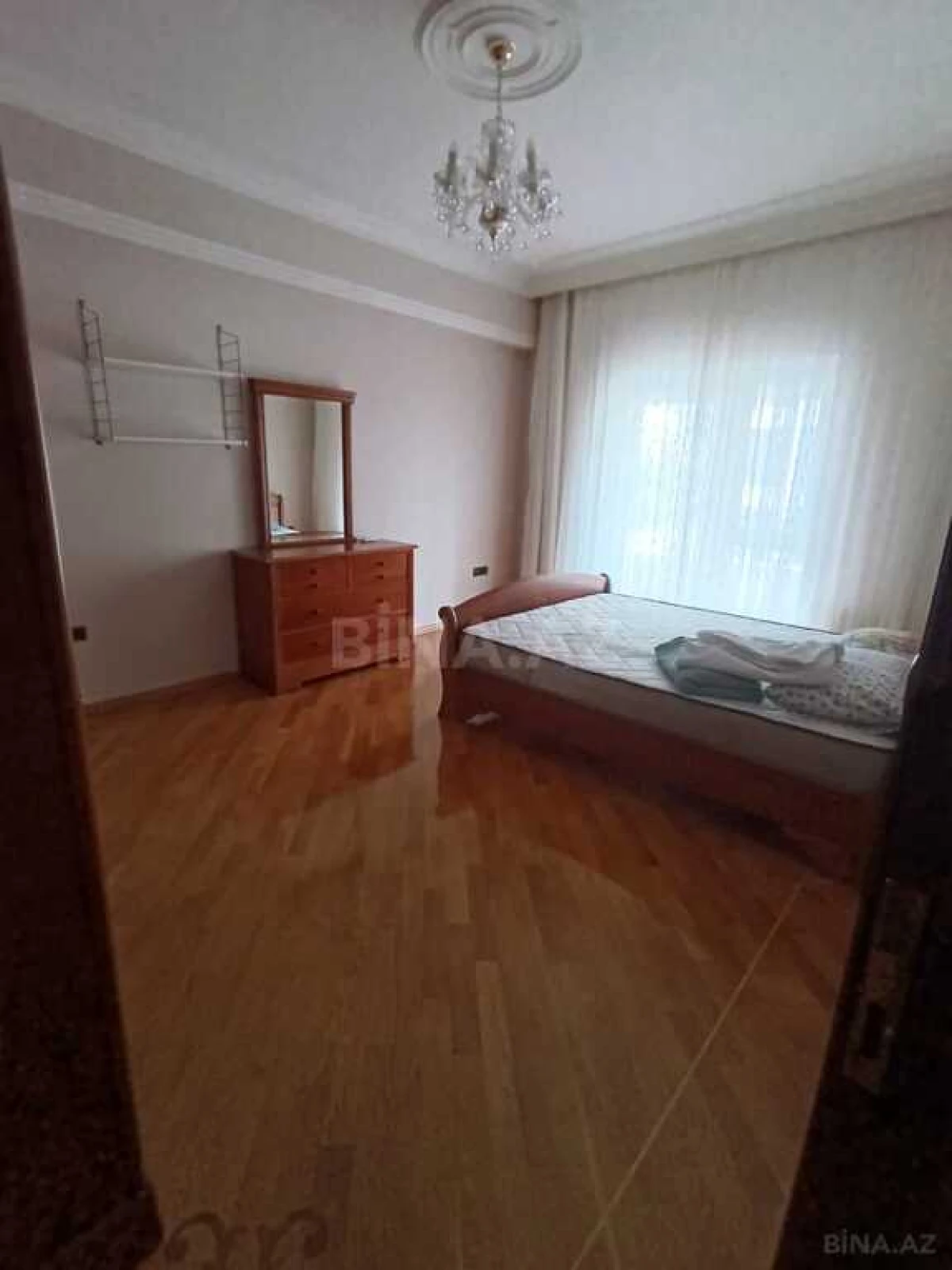 Kirayə verilir 4 otaqlı mənzil 200 m²