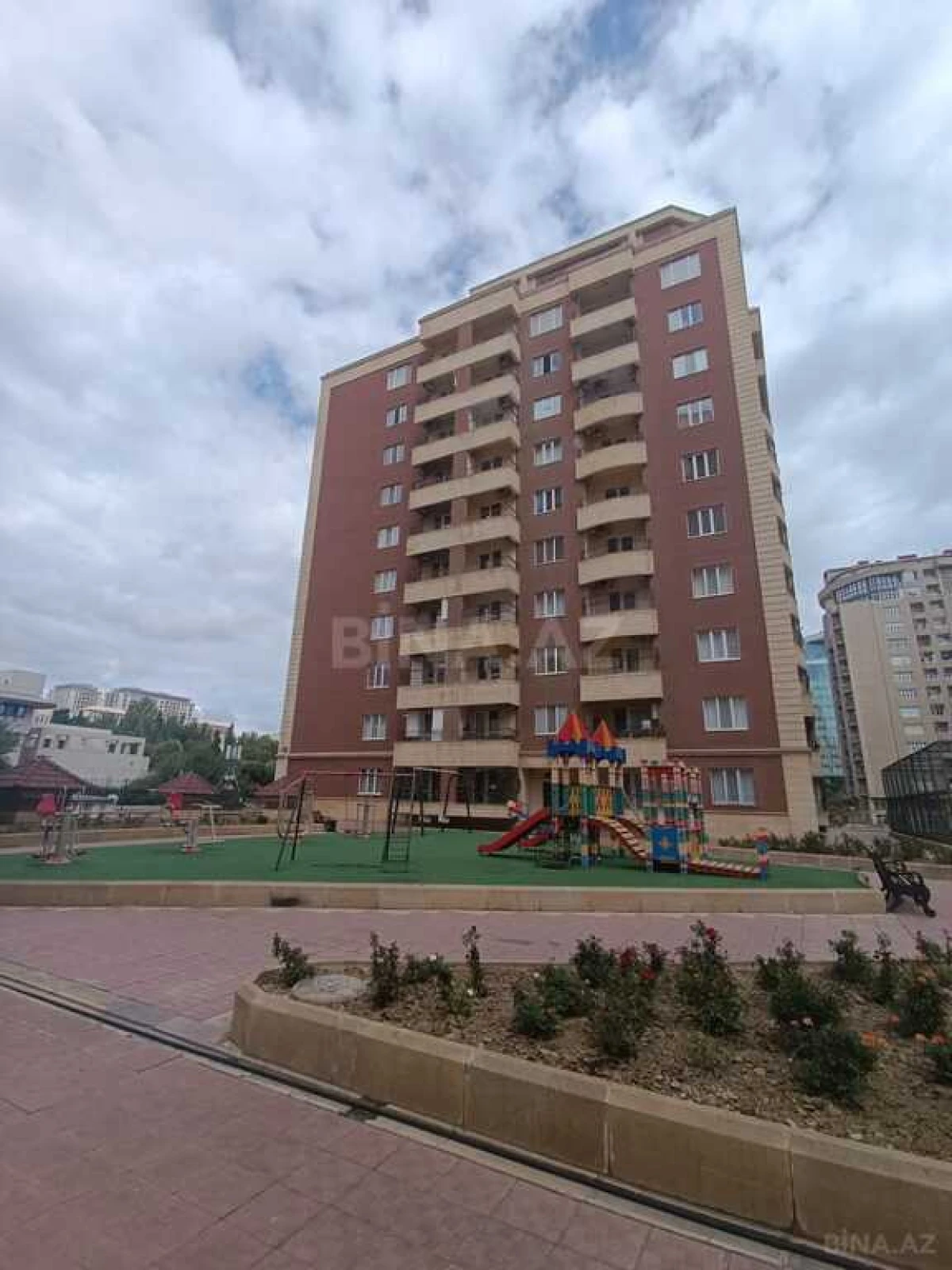 Kirayə verilir 4 otaqlı mənzil 200 m²