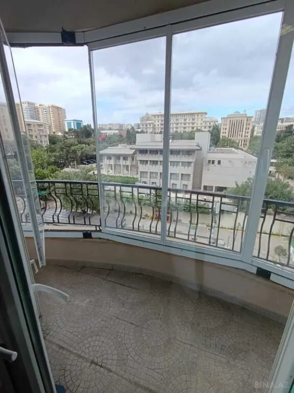 Kirayə verilir 4 otaqlı mənzil 200 m²