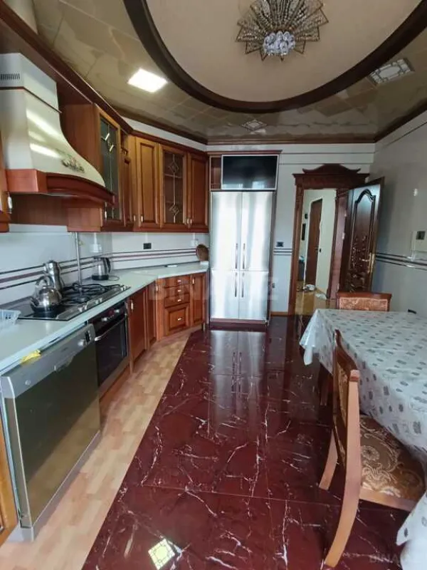 Kirayə verilir 4 otaqlı mənzil 200 m²