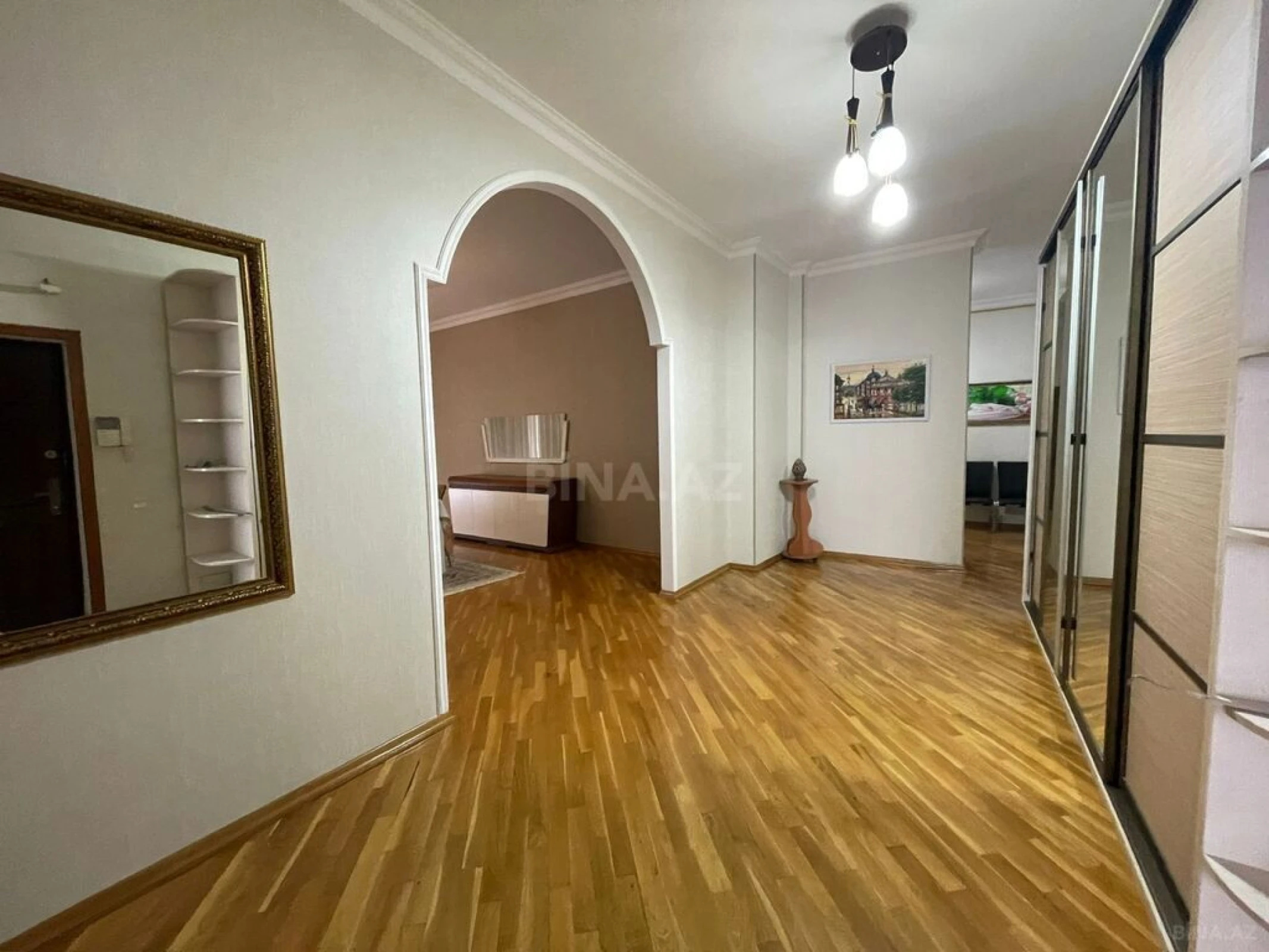 Kirayə verilir 4 otaqlı mənzil 200 m²