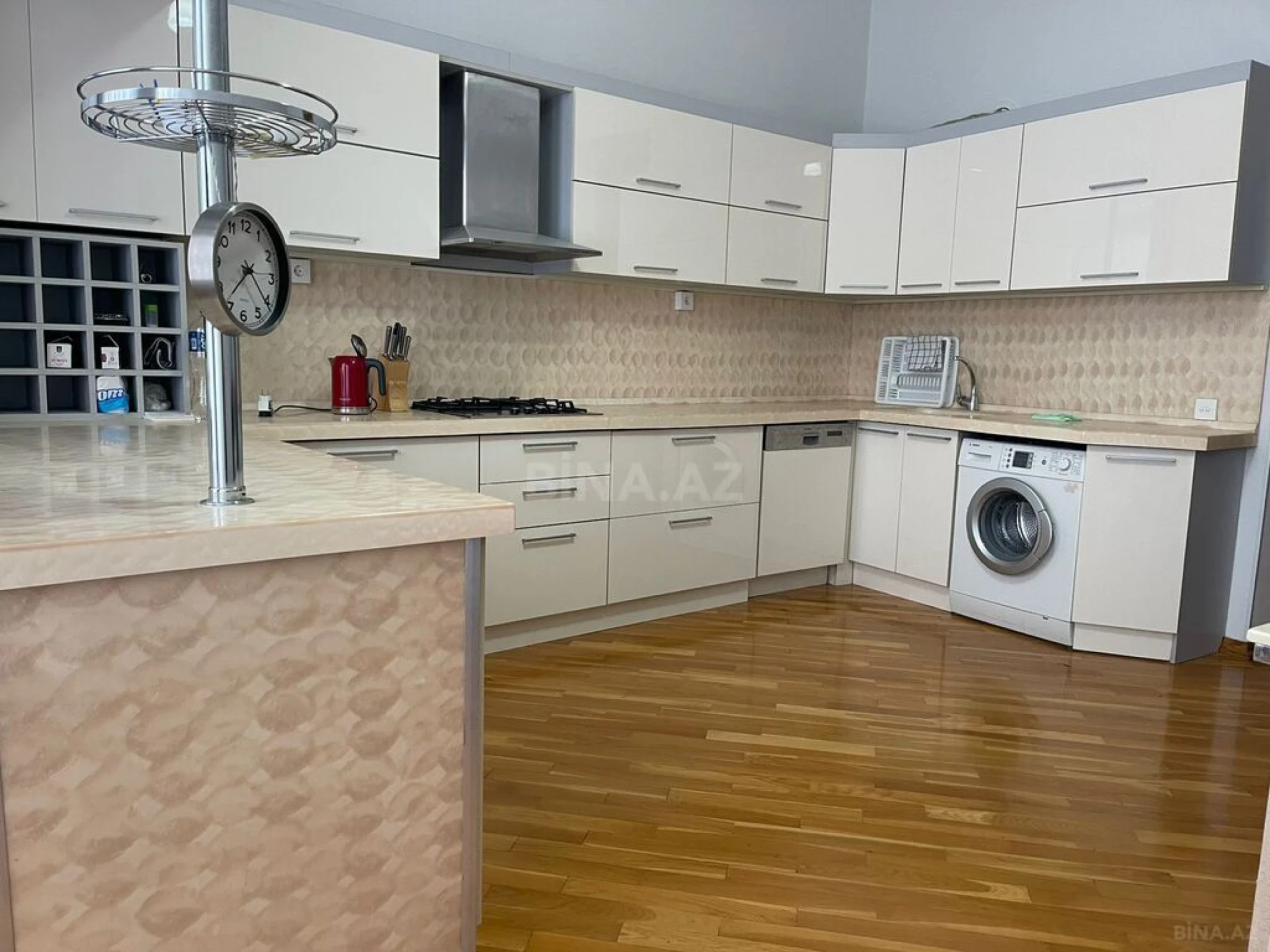 Kirayə verilir 4 otaqlı mənzil 200 m²