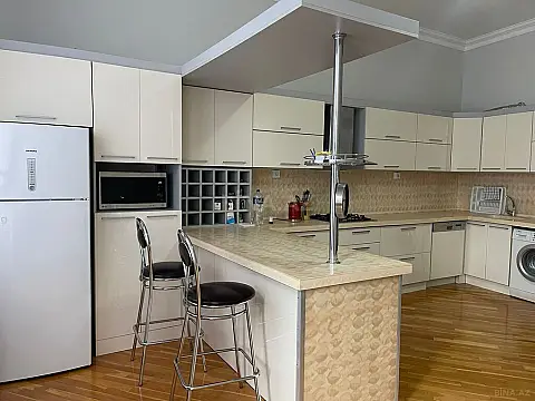 Kirayə verilir 4 otaqlı mənzil 200 m²