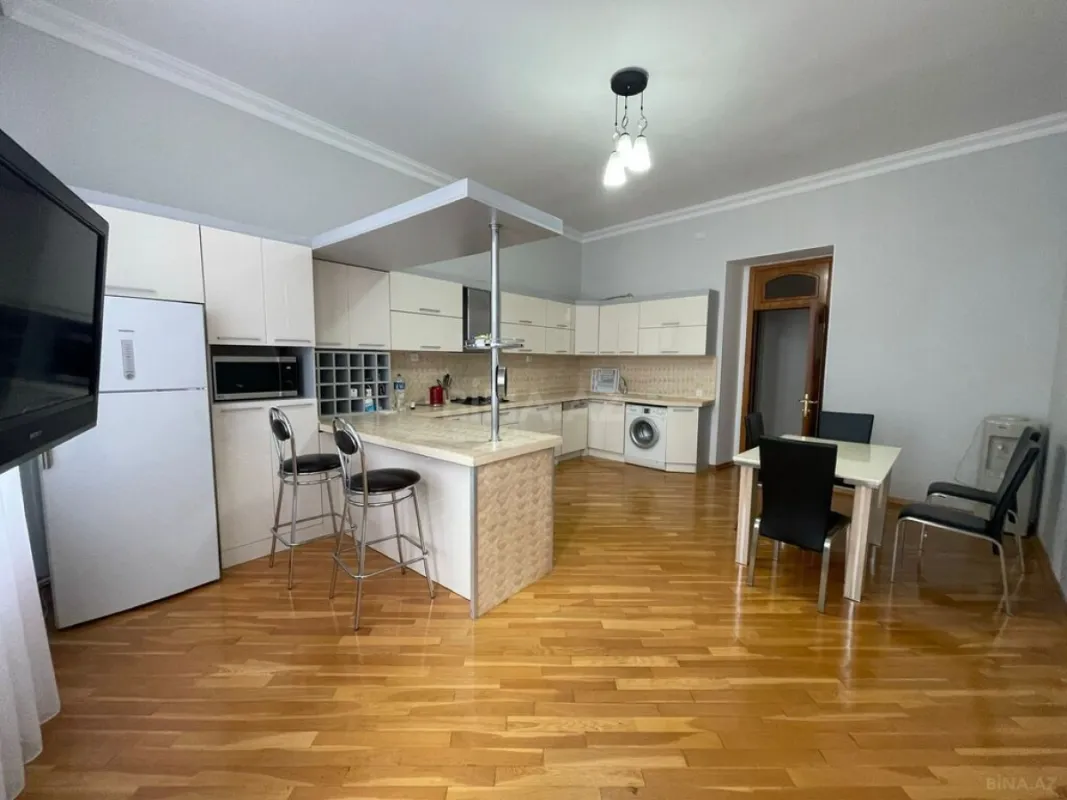 Kirayə verilir 4 otaqlı mənzil 200 m²