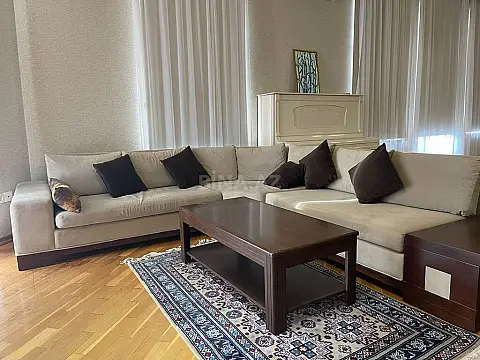 Kirayə verilir 4 otaqlı mənzil 200 m²
