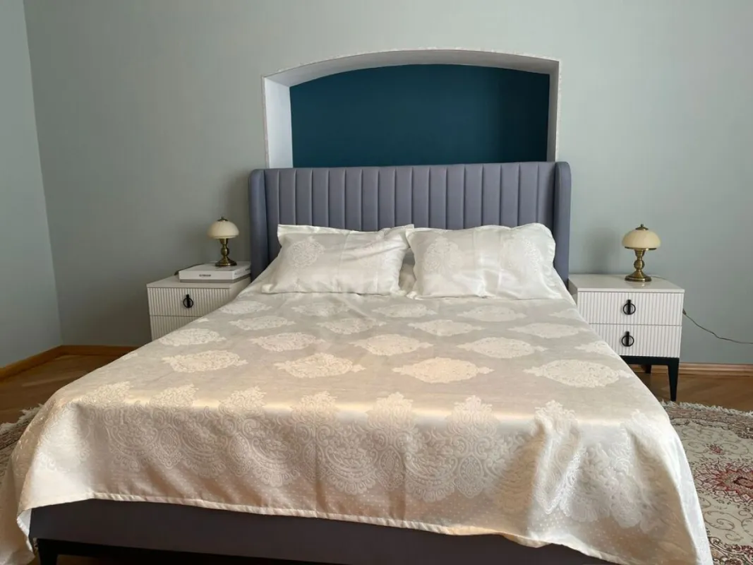 Kirayə verilir 4 otaqlı mənzil 200 m²