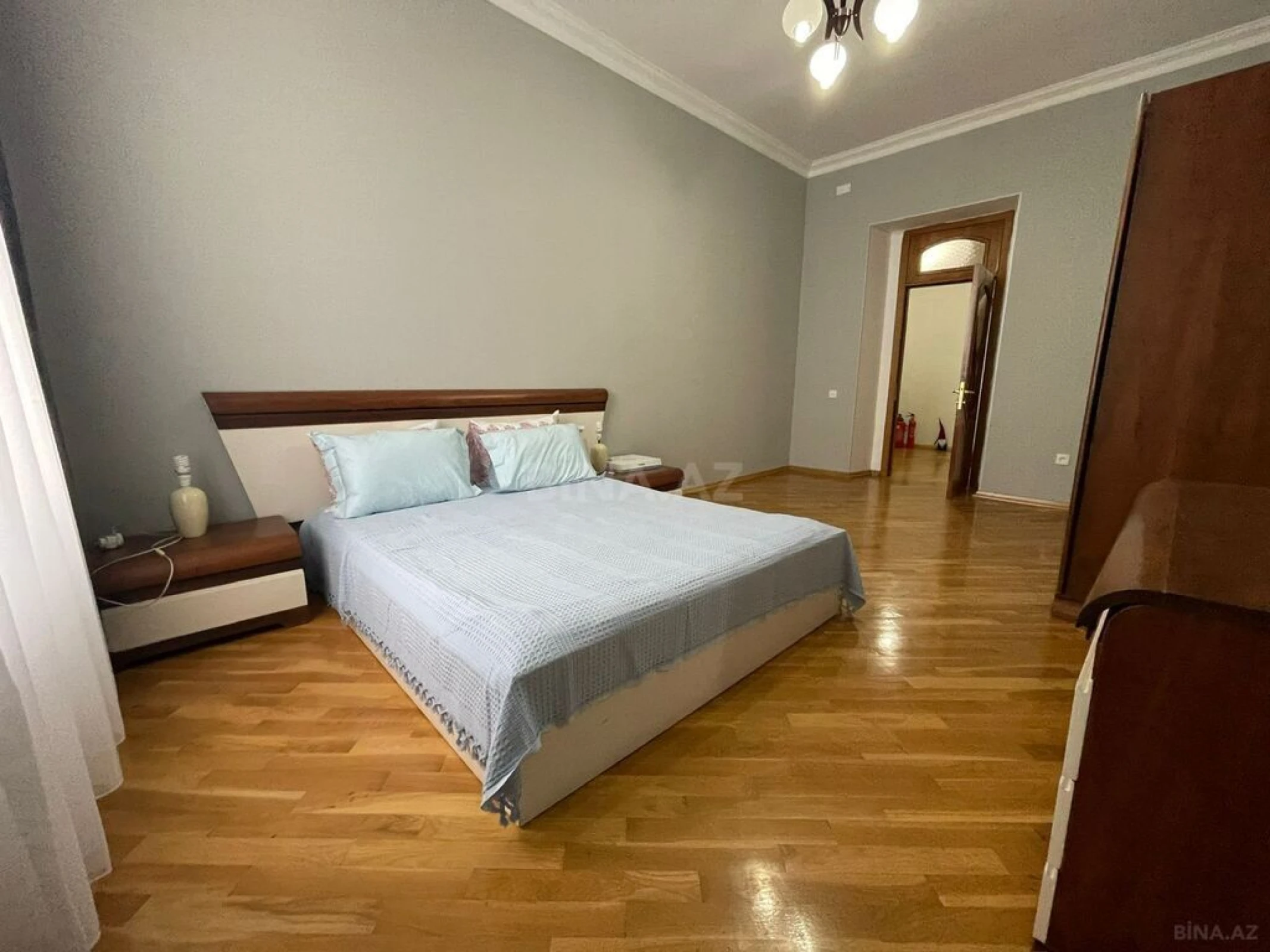 Kirayə verilir 4 otaqlı mənzil 200 m²