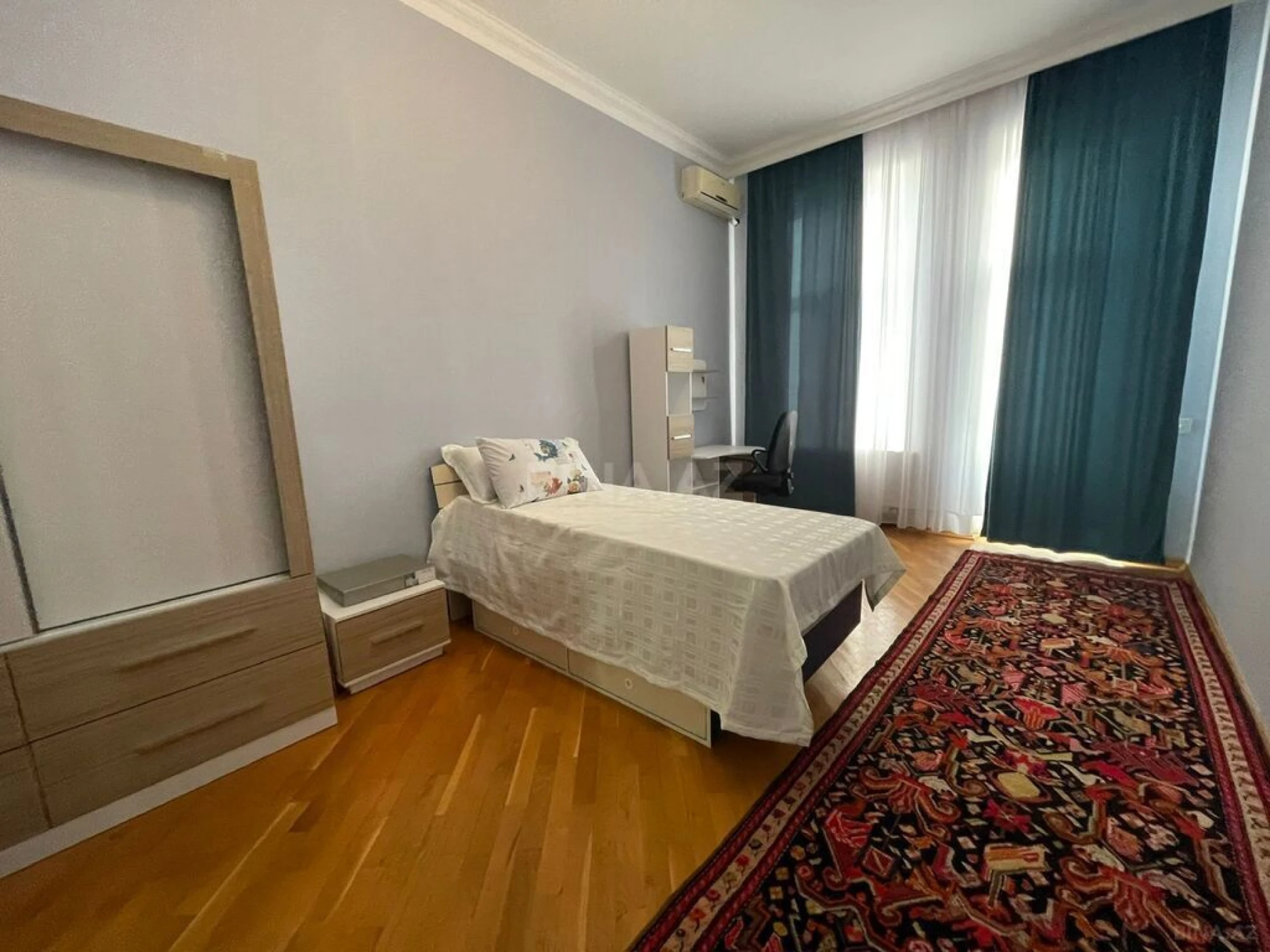 Kirayə verilir 4 otaqlı mənzil 200 m²