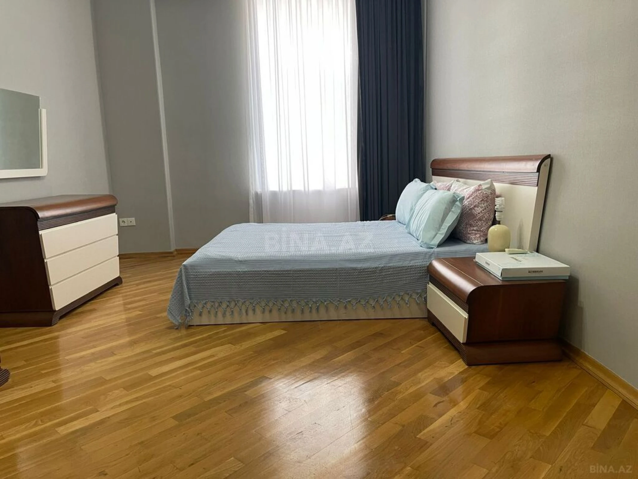 Kirayə verilir 4 otaqlı mənzil 200 m²