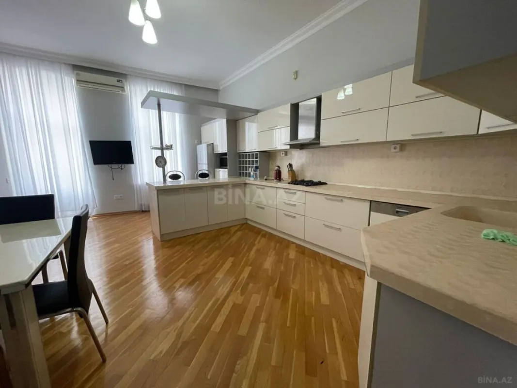 Kirayə verilir 4 otaqlı mənzil 200 m²
