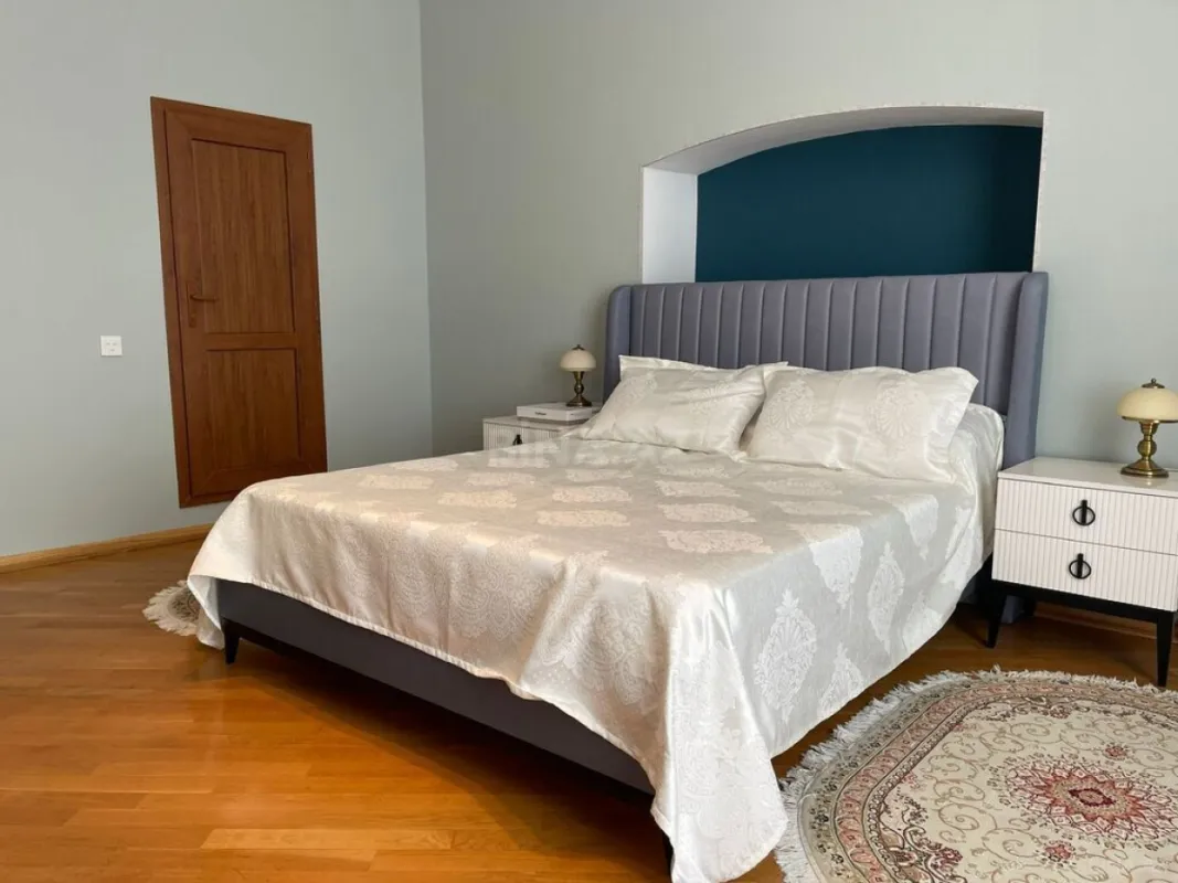 Kirayə verilir 4 otaqlı mənzil 200 m²