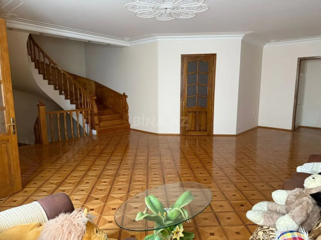 Satılır 8 otaqlı həyət evi 700 m²