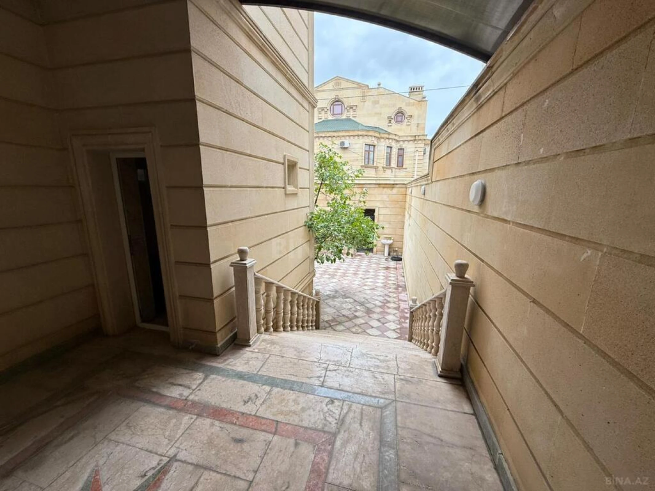 Satılır 8 otaqlı həyət evi 700 m²