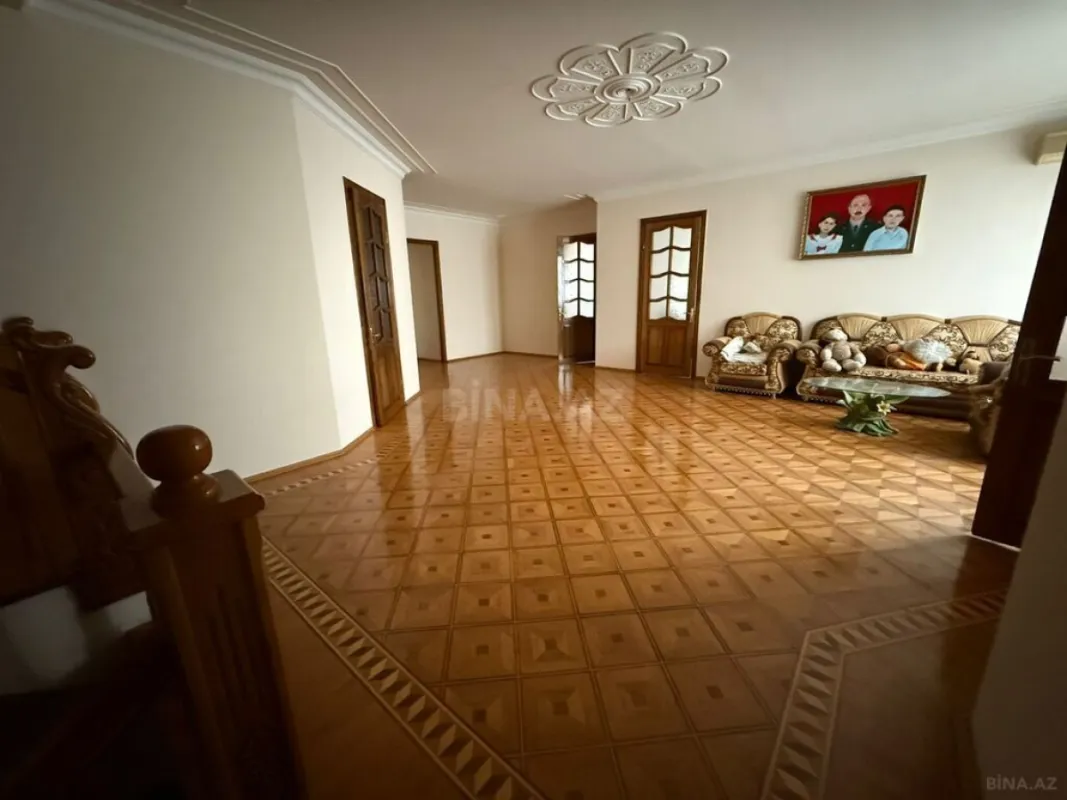 Satılır 8 otaqlı həyət evi 700 m²