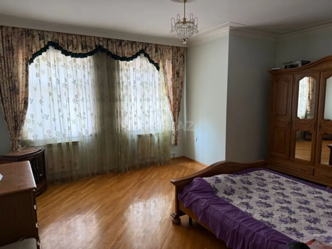 Satılır 8 otaqlı həyət evi 700 m²