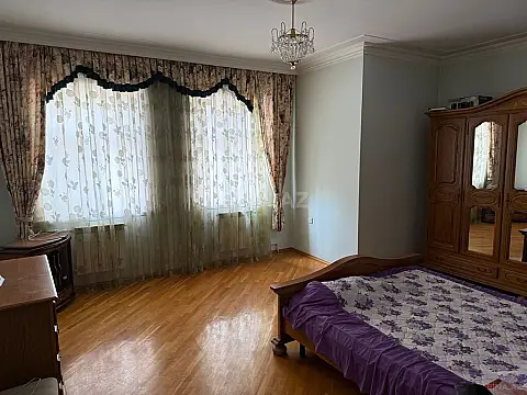 Satılır 8 otaqlı həyət evi 700 m²