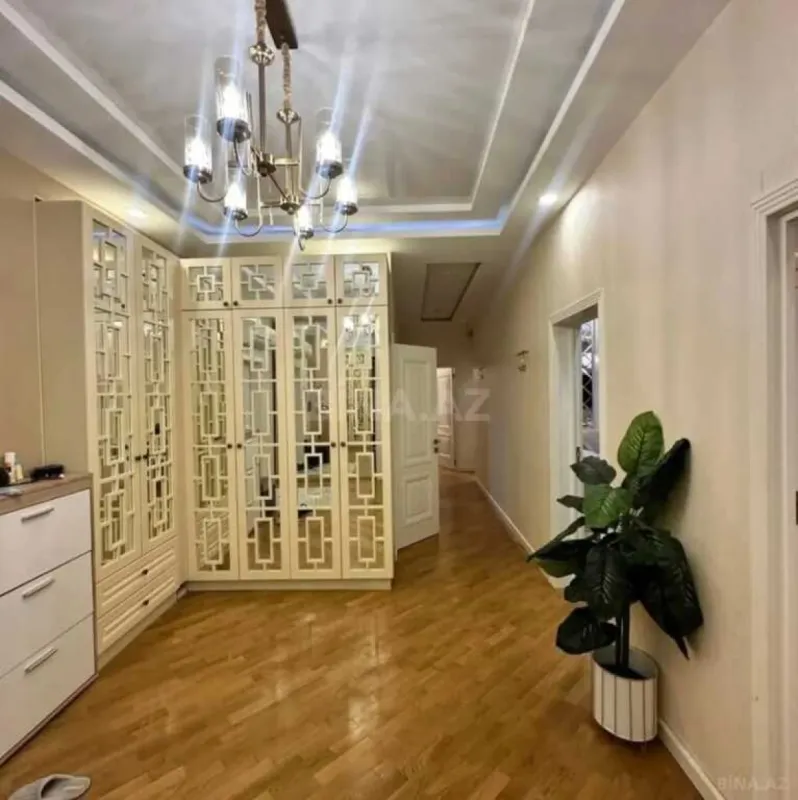 Satılır 3 otaqlı mənzil 130 m²