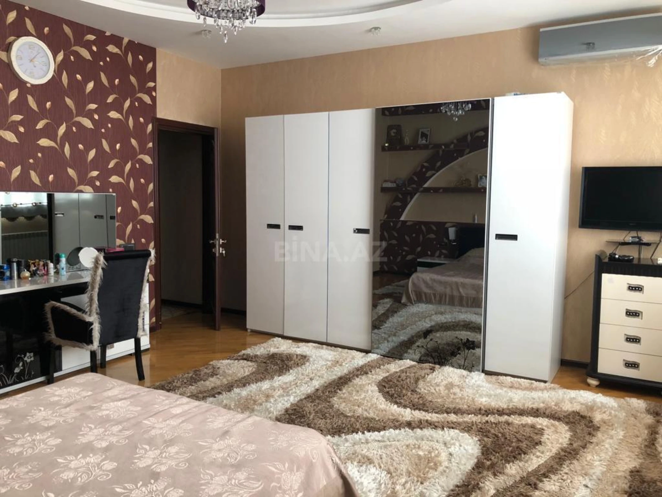 Satılır 4 otaqlı mənzil 210 m²