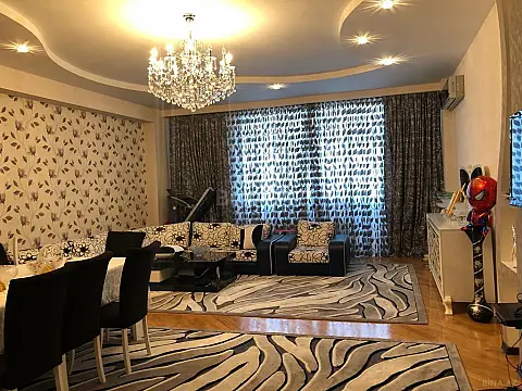 Satılır 4 otaqlı mənzil 210 m²