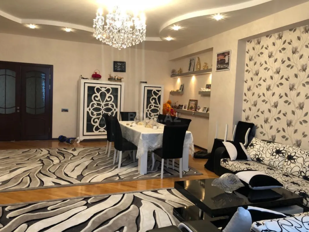 Satılır 4 otaqlı mənzil 210 m²