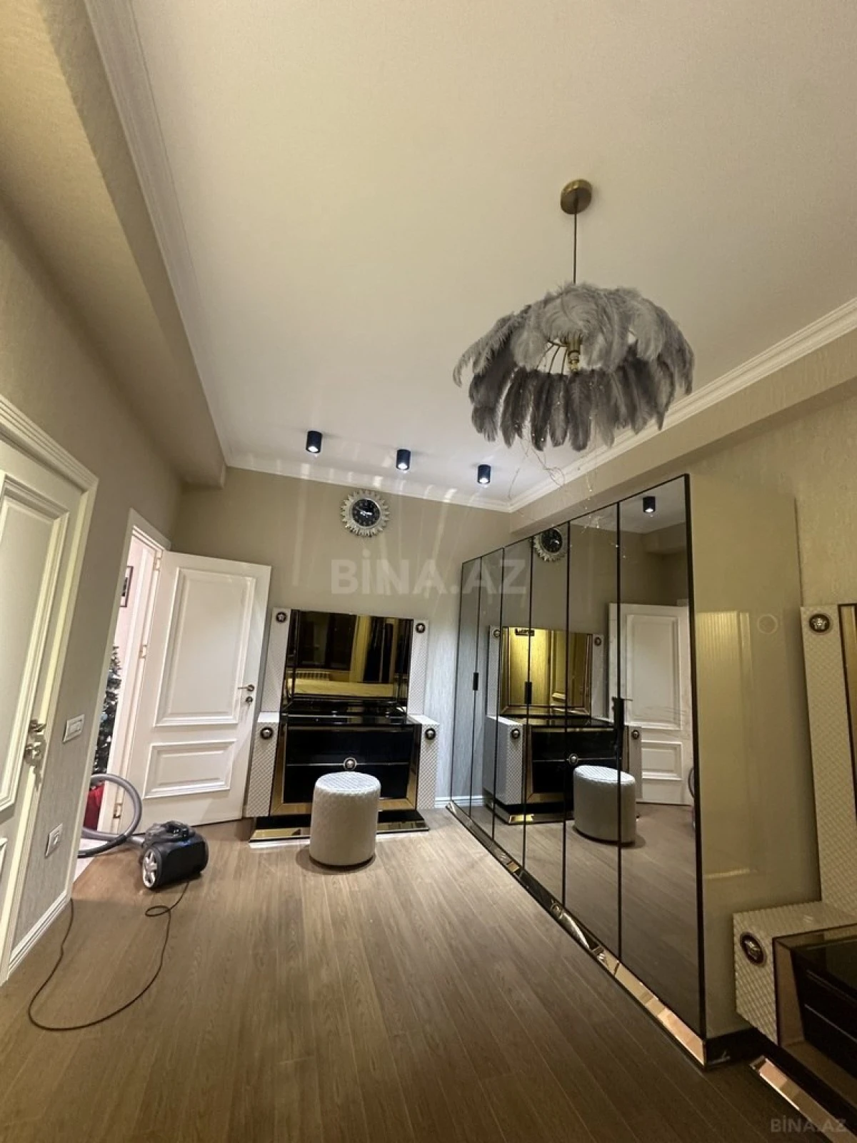 Satılır 3 otaqlı mənzil 145 m²