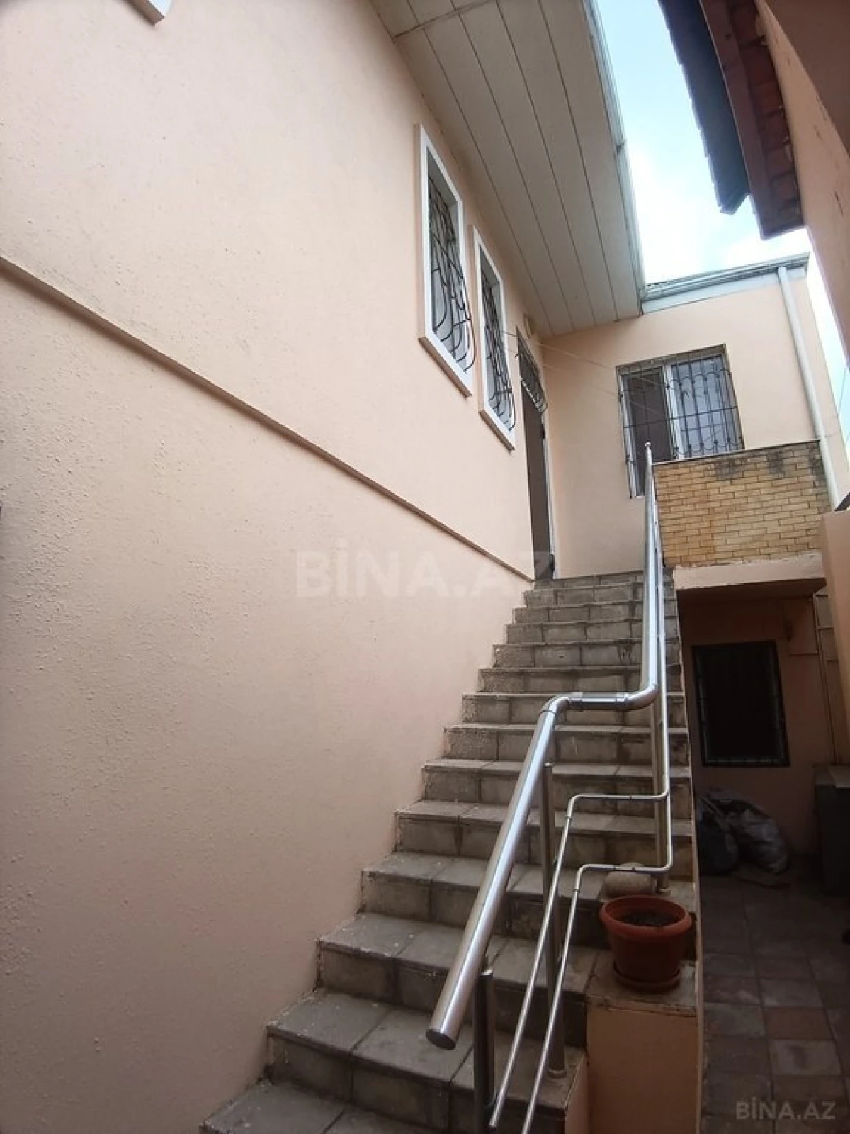 Satılır 5 otaqlı həyət evi 165 m²