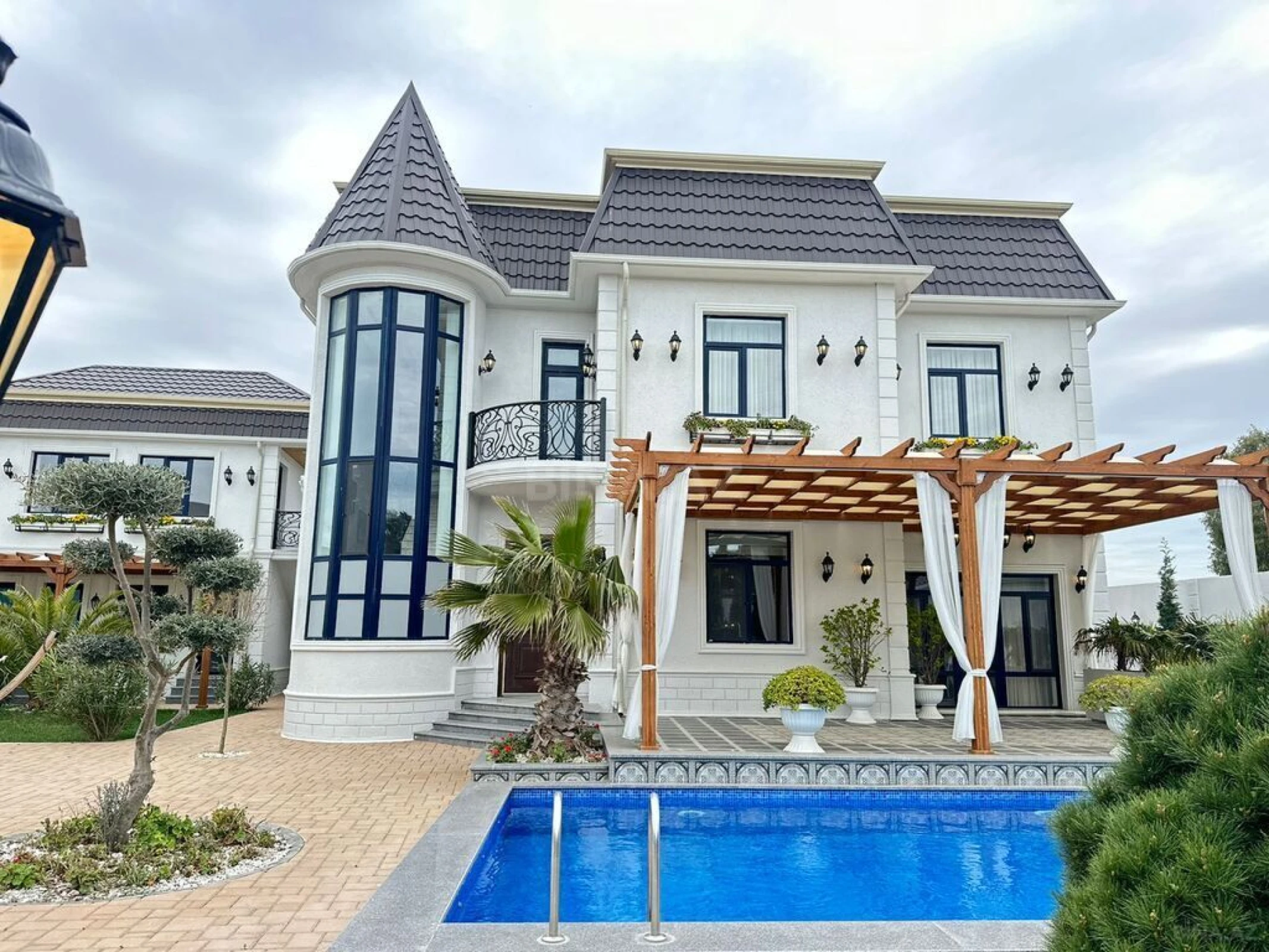 Satılır 6 otaqlı həyət evi 450 m²