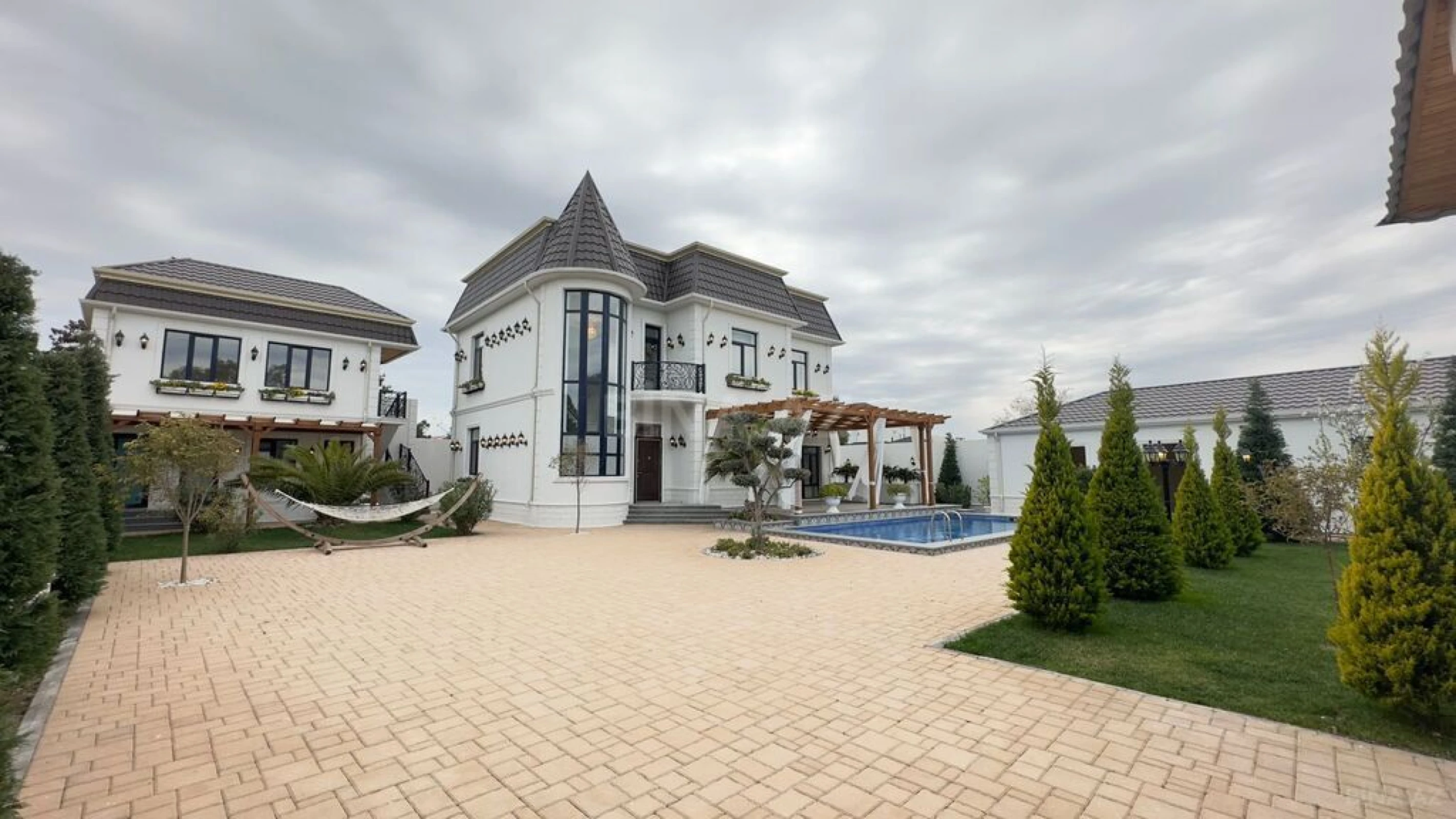 Satılır 6 otaqlı həyət evi 450 m²