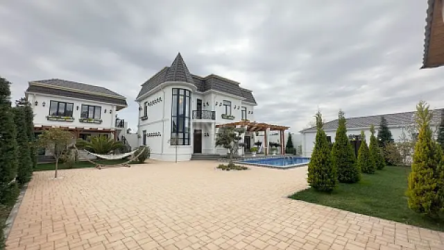 Satılır 6 otaqlı həyət evi 450 m²