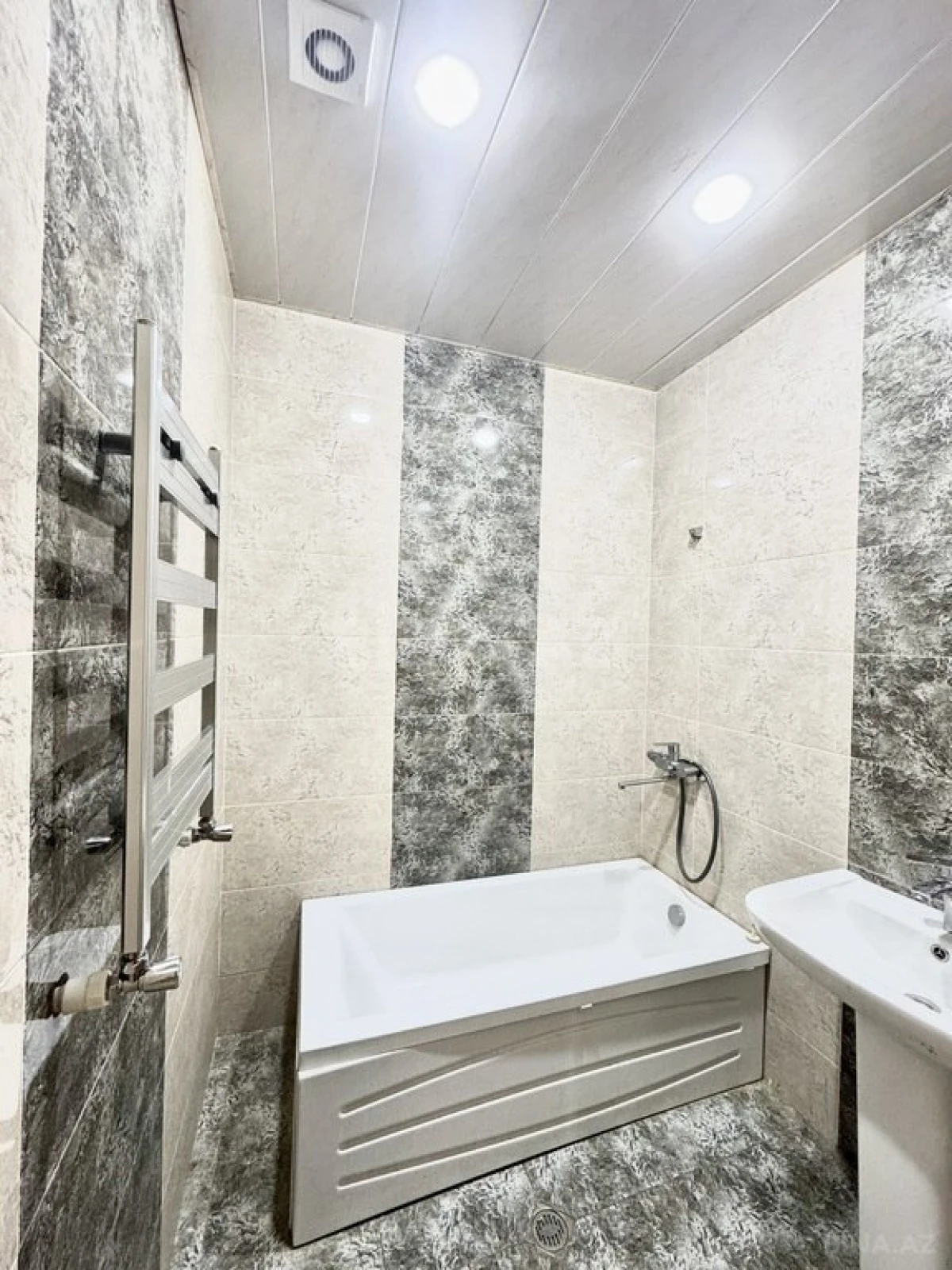 Kirayə verilir 2 otaqlı mənzil 84 m²