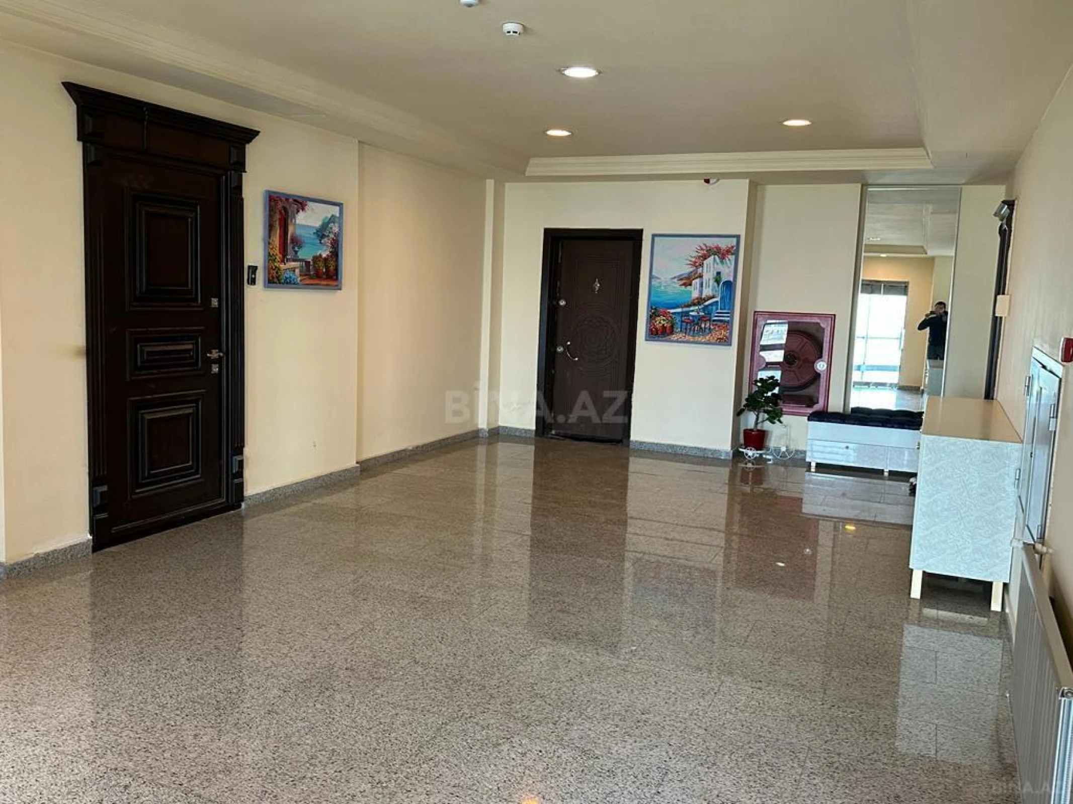Satılır 3 otaqlı mənzil 191 m²