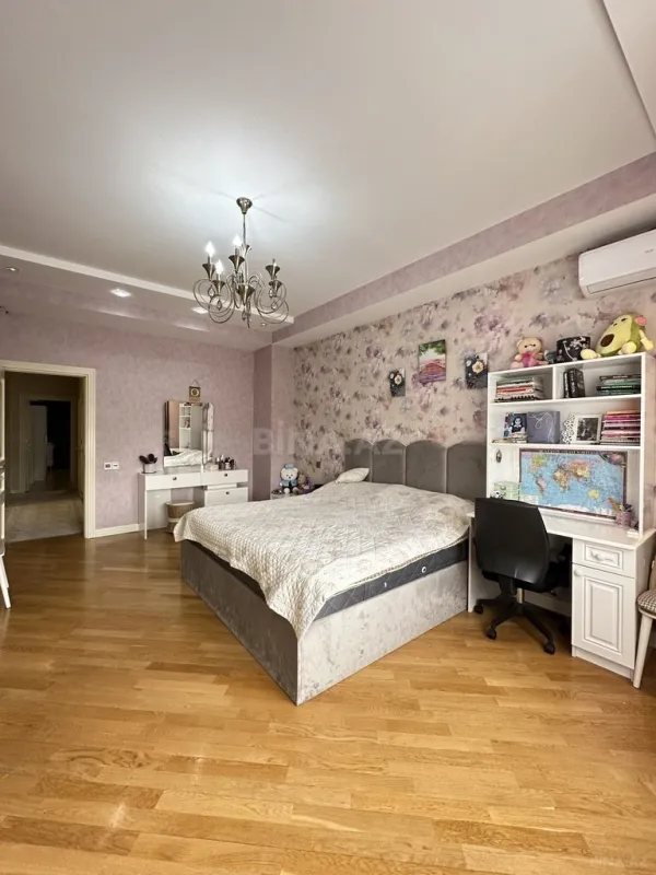 Satılır 3 otaqlı mənzil 147 m²