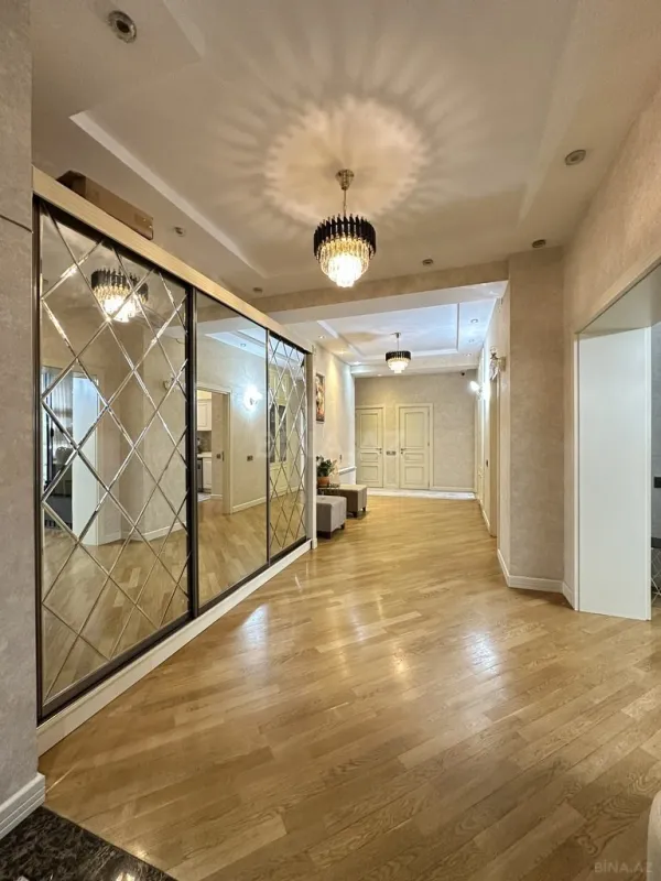Satılır 3 otaqlı mənzil 147 m²