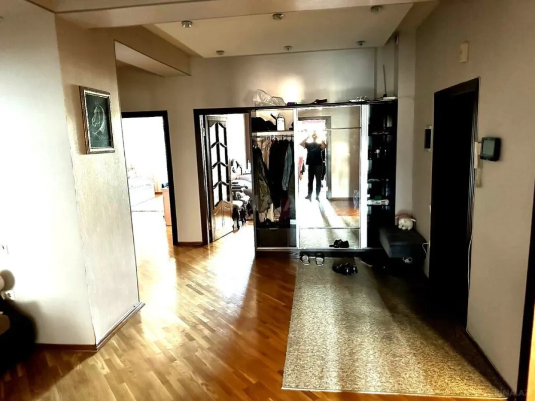 Satılır 4 otaqlı mənzil 170 m²