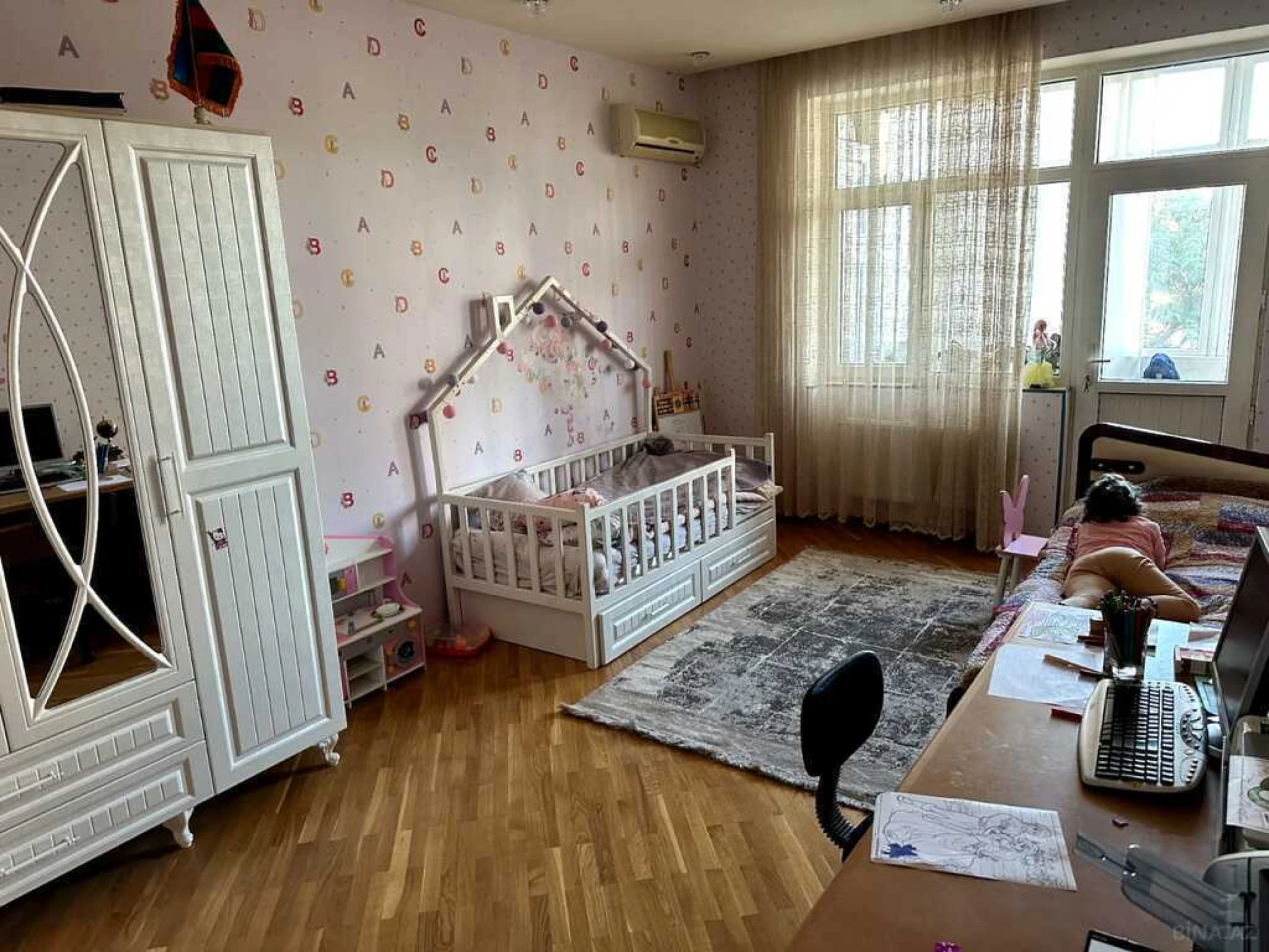 Satılır 4 otaqlı mənzil 170 m²