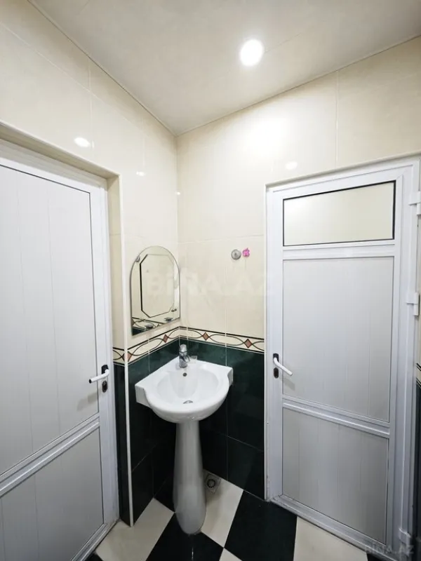 Satılır 5 otaqlı həyət evi 240 m²