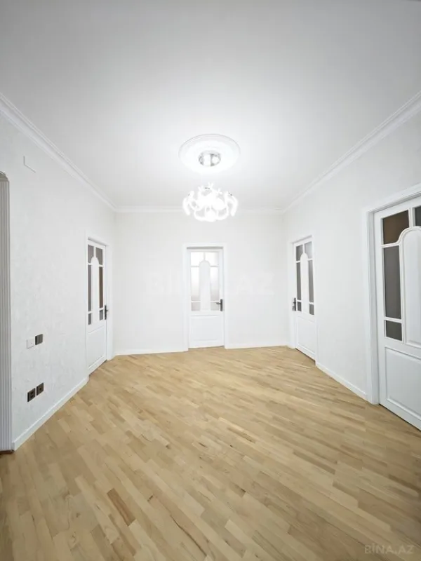 Satılır 5 otaqlı həyət evi 240 m²