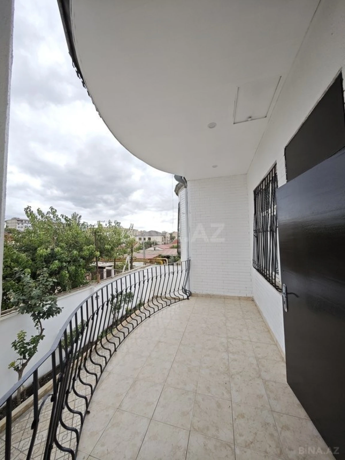 Satılır 5 otaqlı həyət evi 240 m²