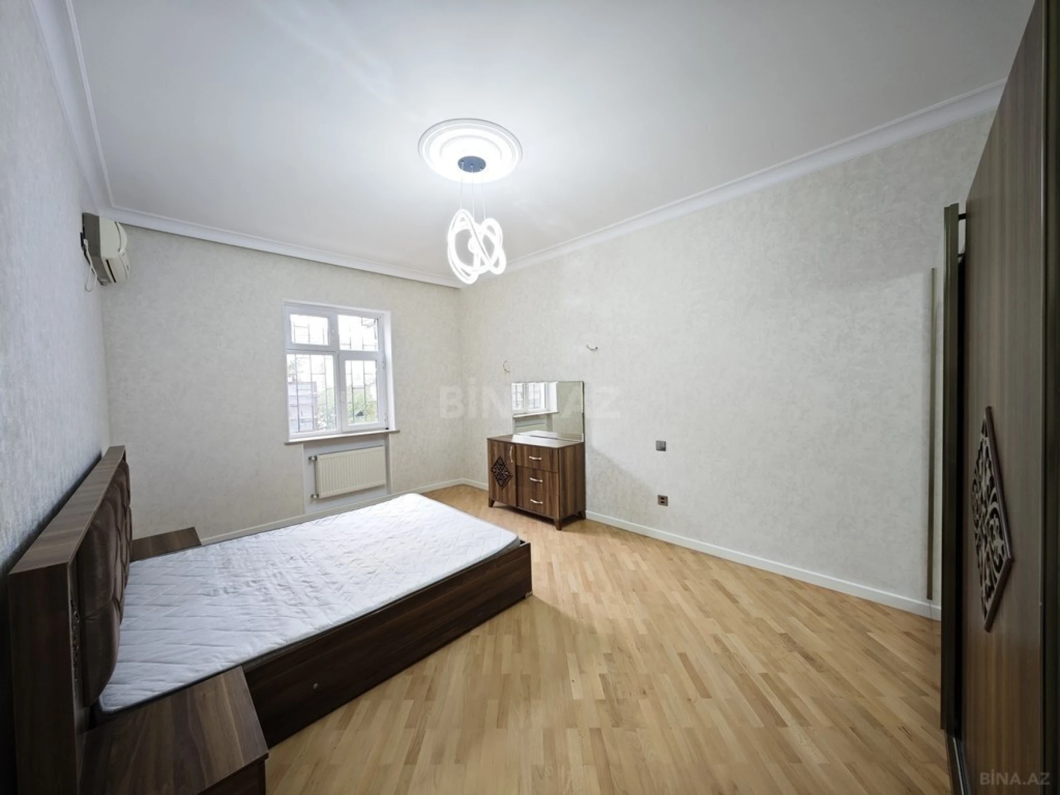 Satılır 5 otaqlı həyət evi 240 m²