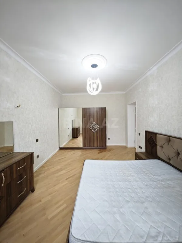Satılır 5 otaqlı həyət evi 240 m²