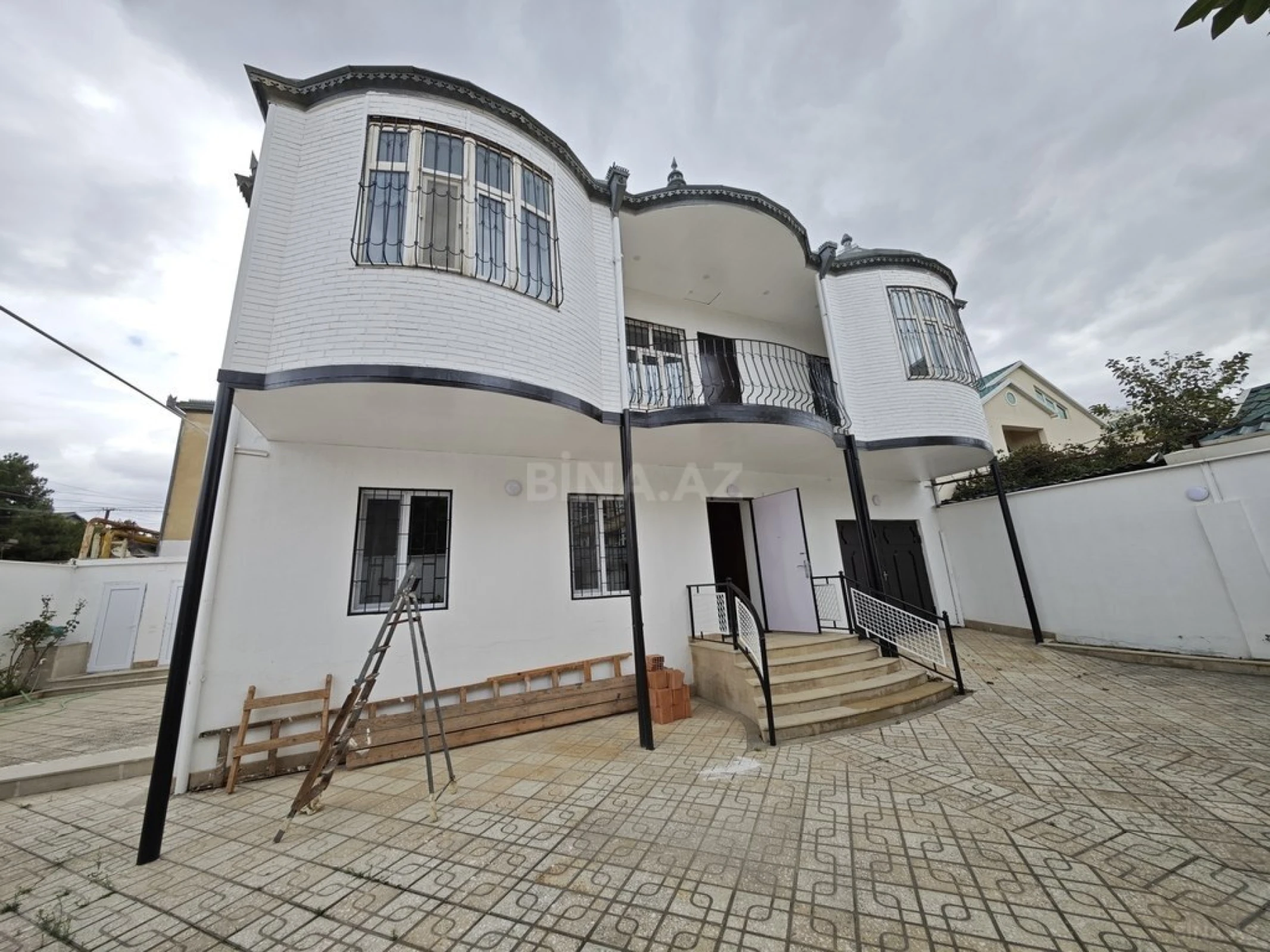 Satılır 5 otaqlı həyət evi 240 m²