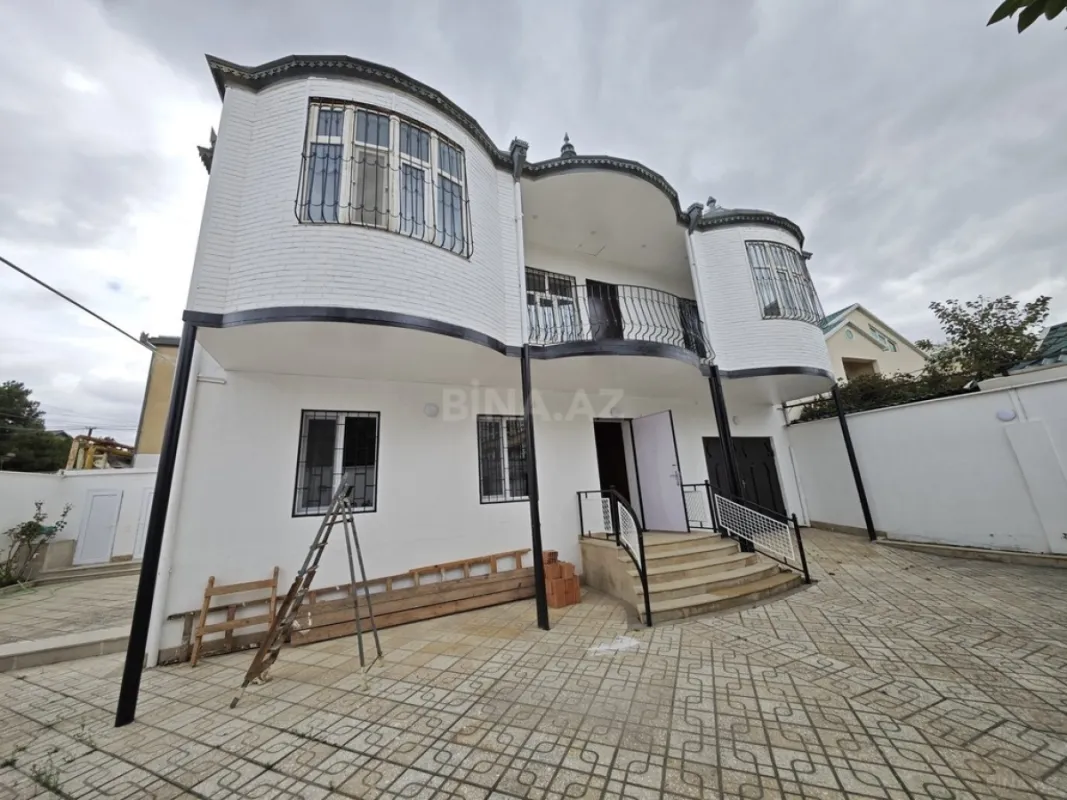 Satılır 5 otaqlı həyət evi 240 m²