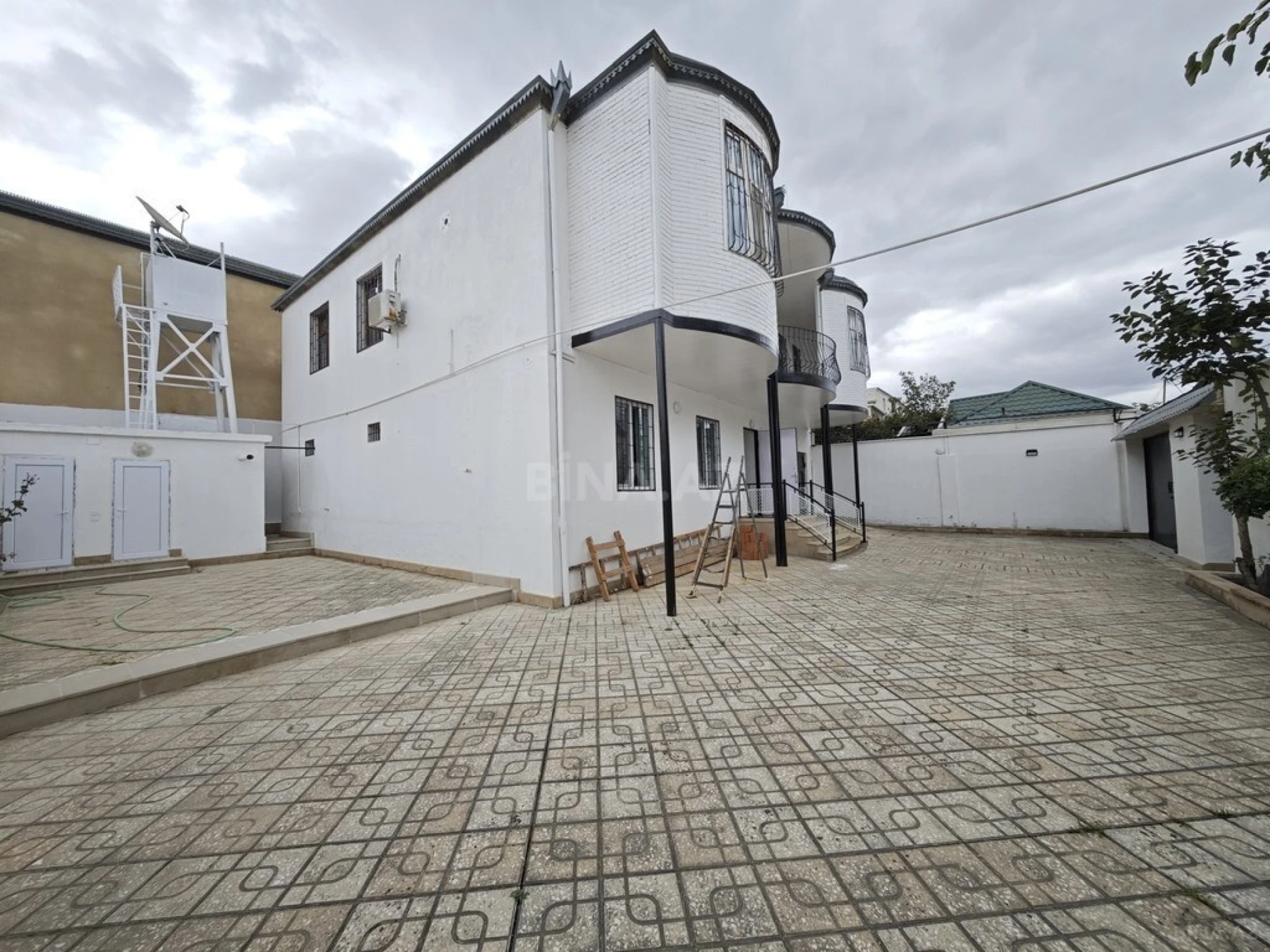 Satılır 5 otaqlı həyət evi 240 m²